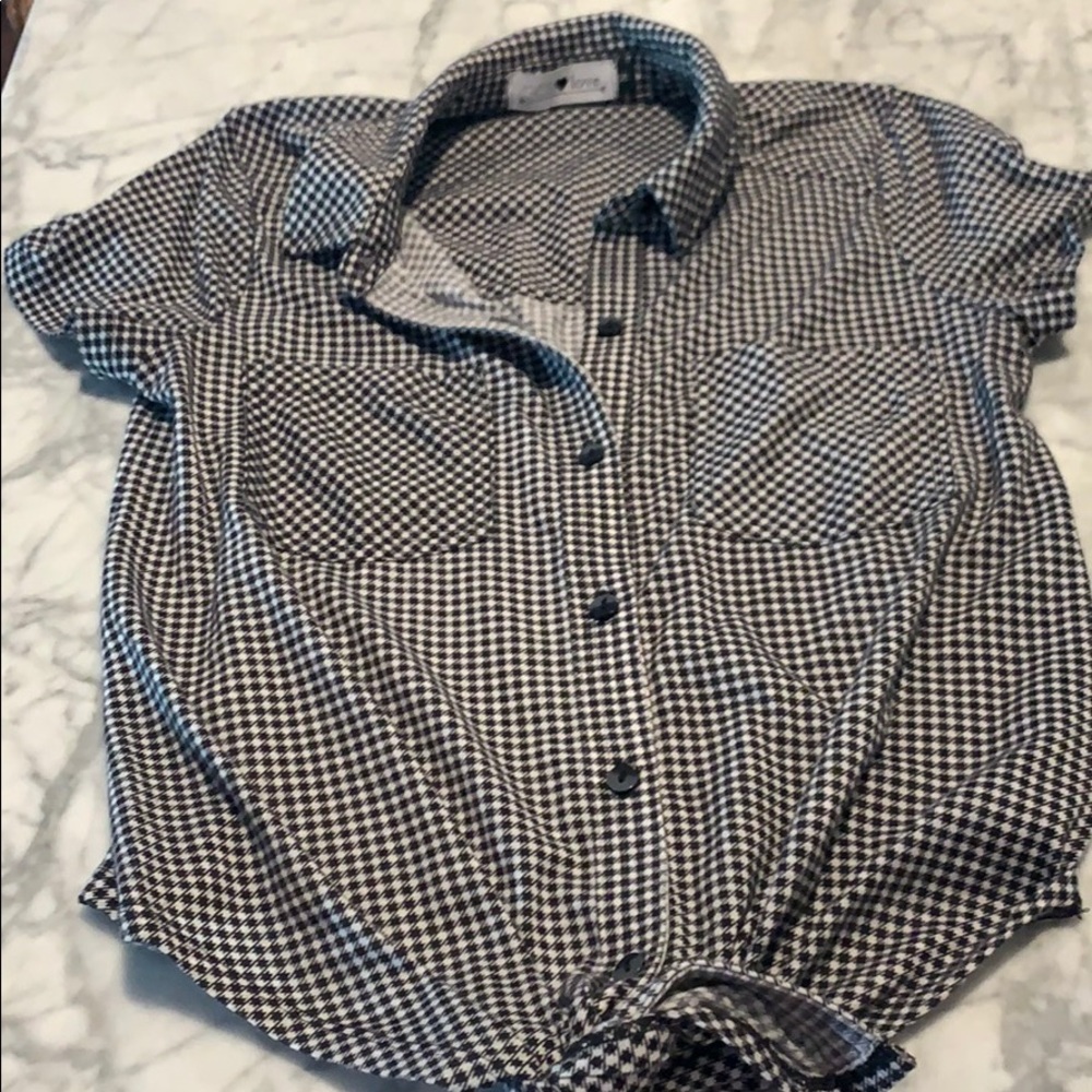 Cute black and white button down top!